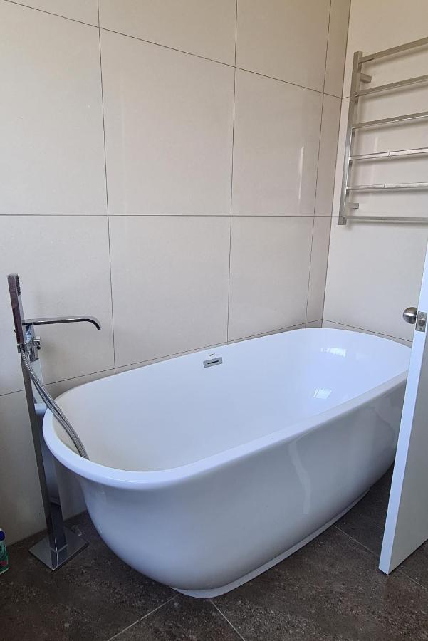 This Fabulous, Single-Level 3 Plus 1 Small Room With Folding Sofa Home 오클랜드 외부 사진
